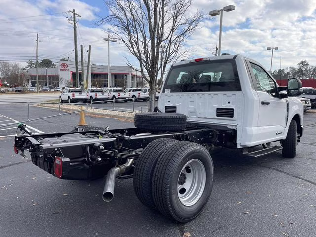 2026 Oxford White Ford Super Duty F-350 DRW XL RWD Chassis