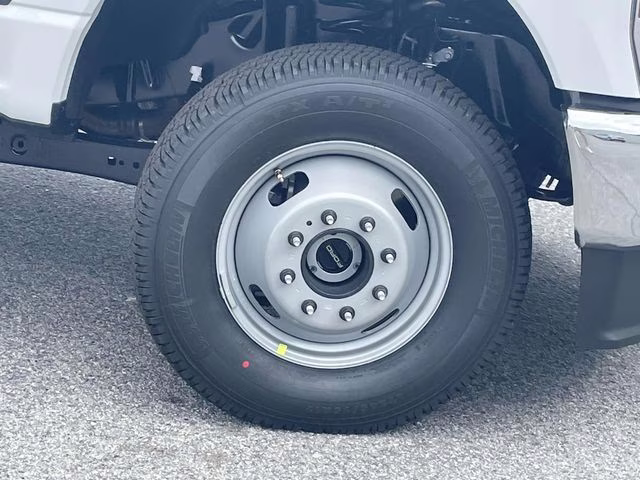 2025 Oxford White Ford Super Duty F-350 DRW XL RWD Chassis