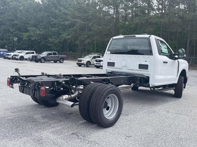2025 Oxford White Ford Super Duty F-350 DRW XL RWD Chassis