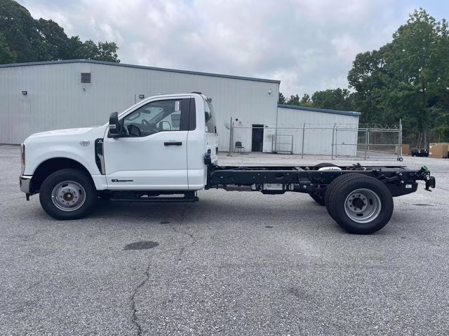 2025 Oxford White Ford Super Duty F-350 DRW XL RWD Chassis