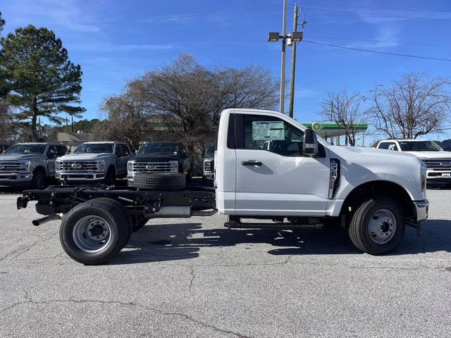 2026 Oxford White Ford Super Duty F-350 DRW XL 4X4 Chassis