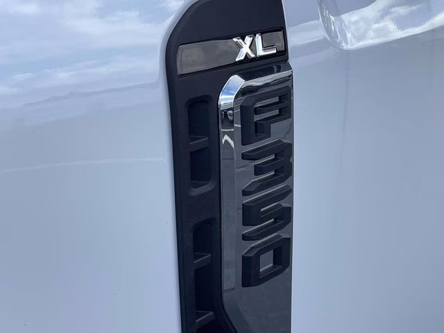 2026 Oxford White Ford Super Duty F-350 DRW XL 4X4 Chassis