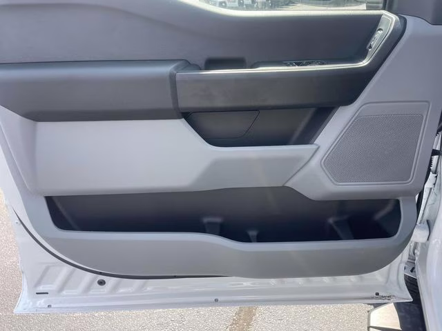 2025 Oxford White Ford Super Duty F-350 DRW XL 4X4 Chassis