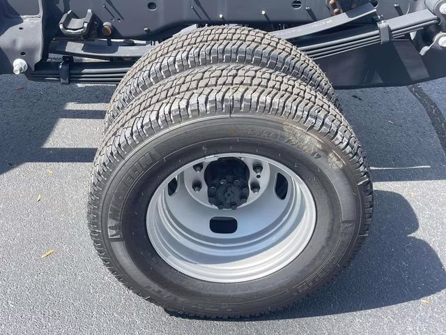 2025 Oxford White Ford Super Duty F-350 DRW XL 4X4 Chassis