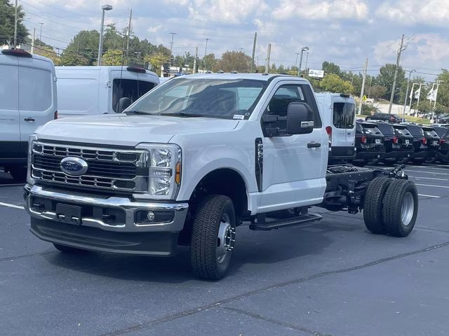 2025 Oxford White Ford Super Duty F-350 DRW XL 4X4 Chassis