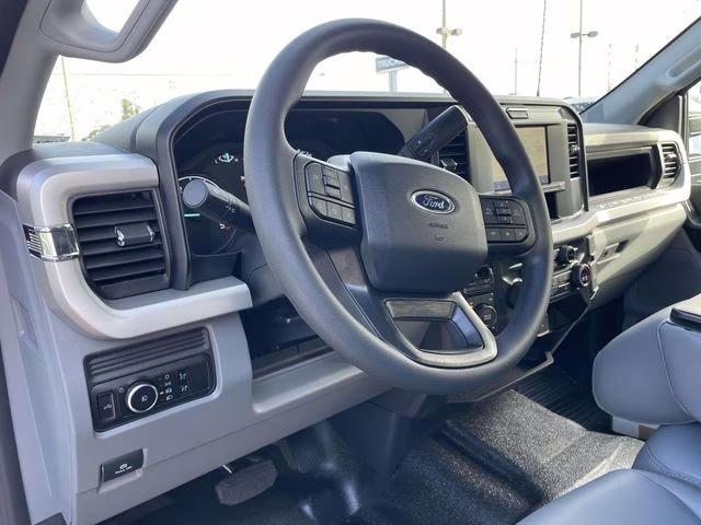 2026 Oxford White Ford Super Duty F-550 DRW XL RWD Chassis