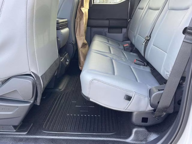 2026 Oxford White Ford Super Duty F-550 DRW XL RWD Chassis