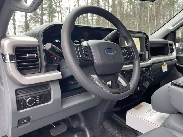 2026 Oxford White Ford Super Duty F-550 DRW XL RWD Chassis