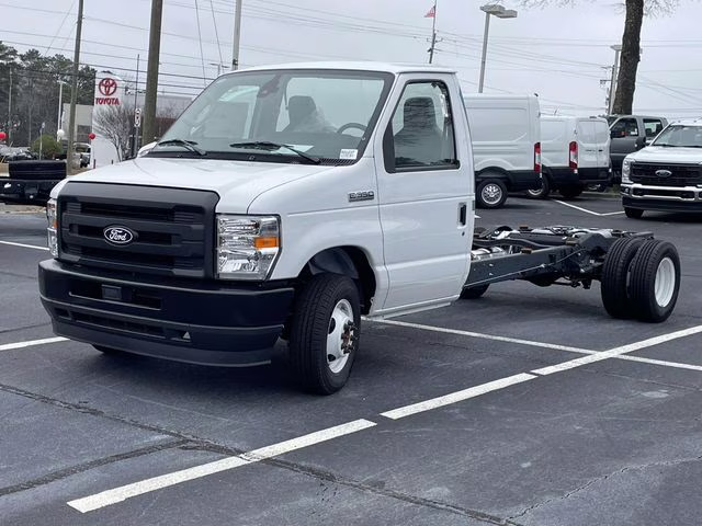 2026 Oxford White Ford E-350SD Base RWD Truck