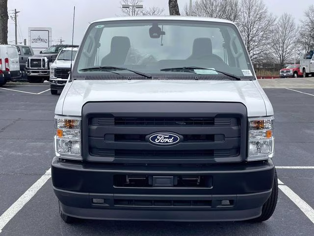 2026 Oxford White Ford E-350SD Base RWD Truck