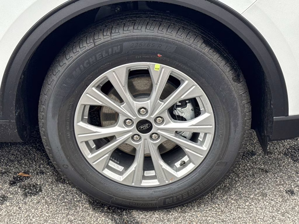 2026 Oxford White Ford Escape Active FWD SUV