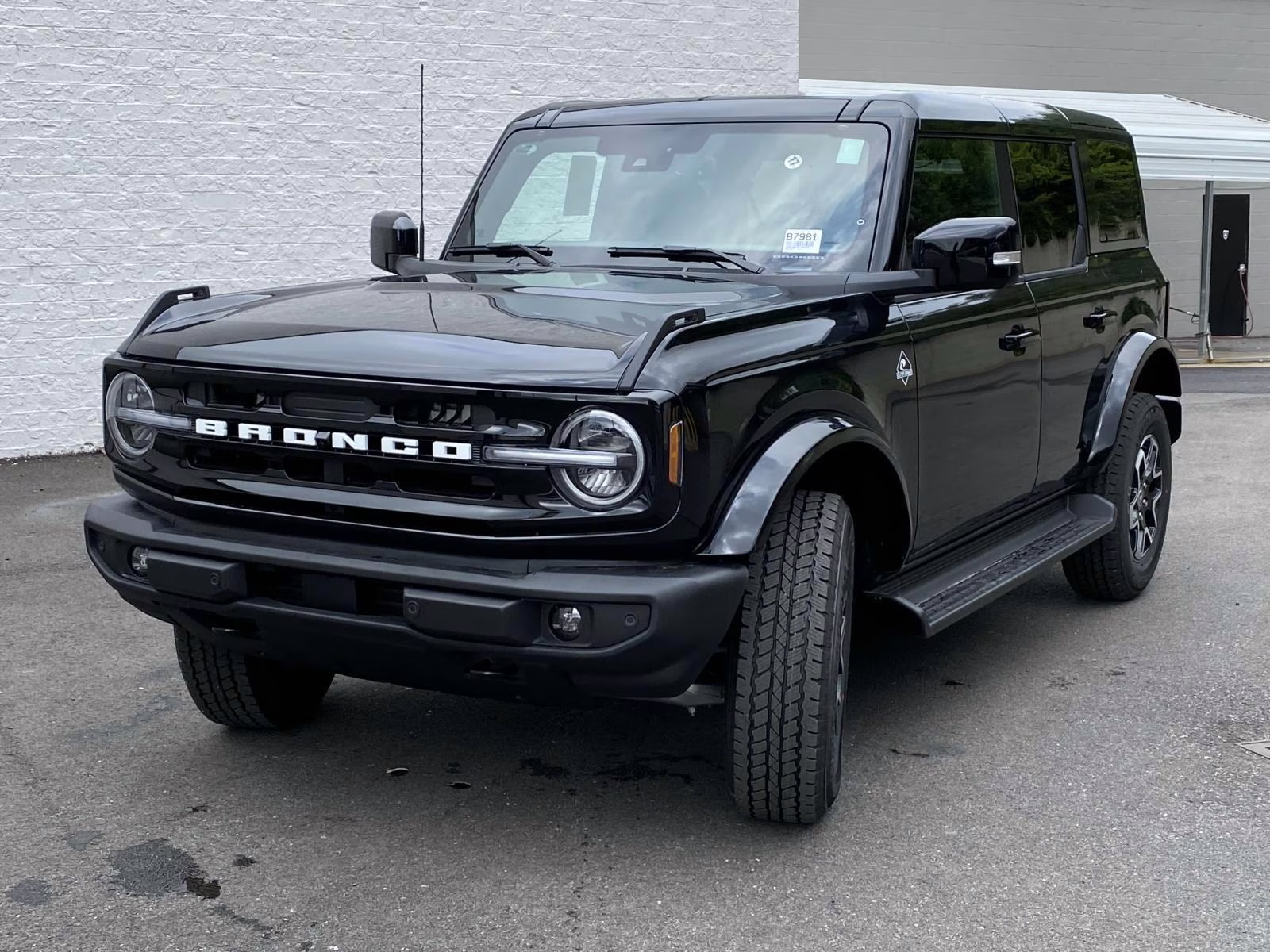 2025 Shadow Black Ford Bronco Outer Banks 4X4 SUV