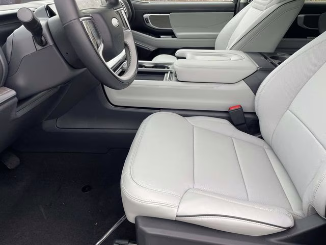 2025 White Metallic Ford Expedition Platinum 4X4 SUV