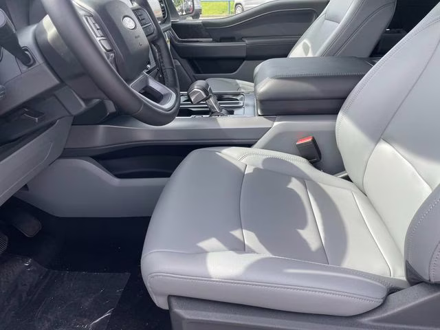 2025 Oxford White Ford F-150 Lightning Flash AWD Truck