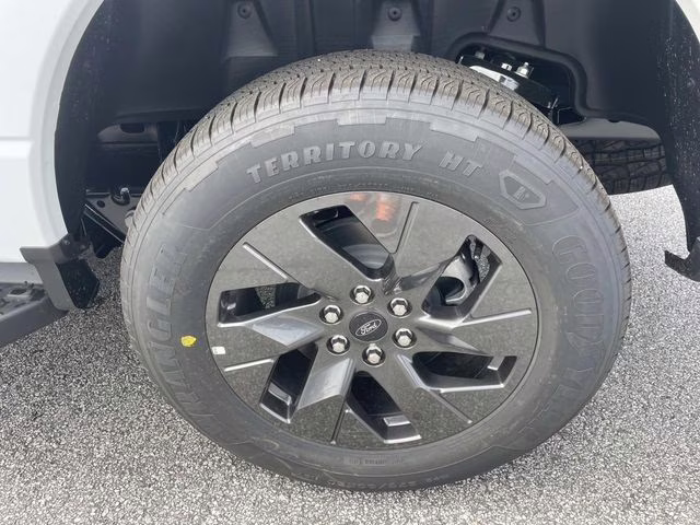 2025 Oxford White Ford F-150 Lightning Flash AWD Truck