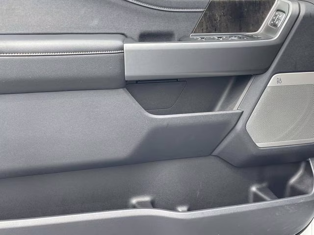 2025 Oxford White Ford Super Duty F-250 SRW Lariat 4X4 Truck