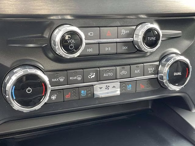 2025 Oxford White Ford Super Duty F-250 SRW Lariat 4X4 Truck