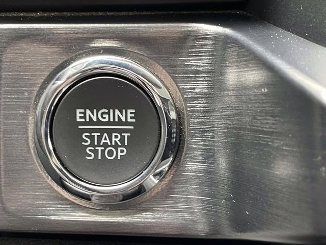 2025 Oxford White Ford Super Duty F-250 SRW Lariat 4X4 Truck