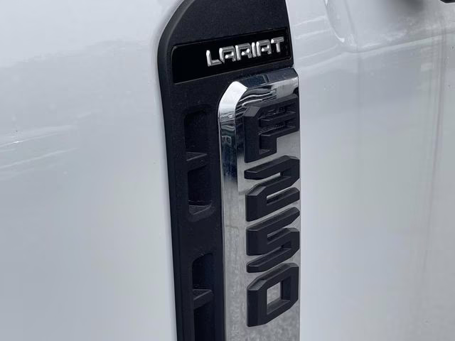 2025 Oxford White Ford Super Duty F-250 SRW Lariat 4X4 Truck