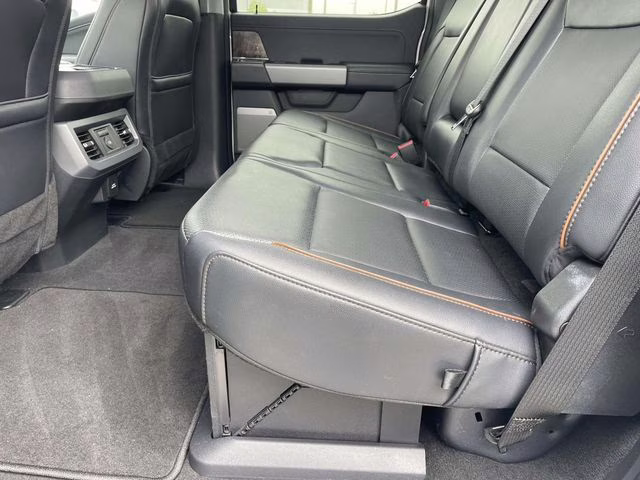 2025 Oxford White Ford Super Duty F-250 SRW Lariat 4X4 Truck