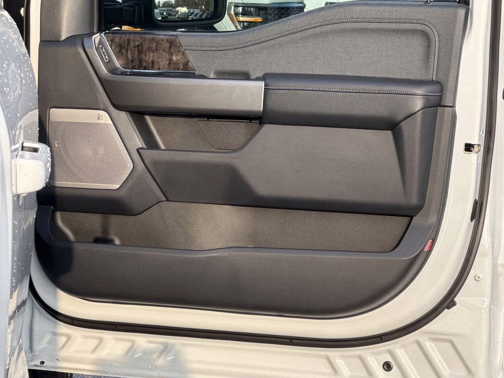 2025 Oxford White Ford Super Duty F-250 SRW Lariat 4X4 Truck