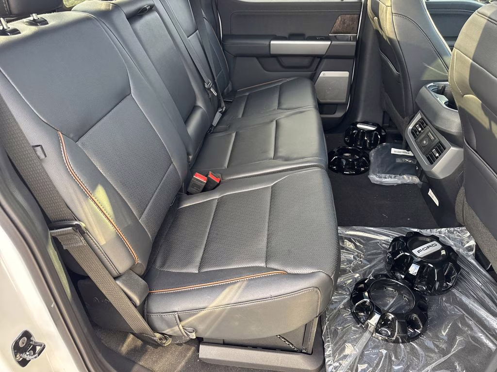 2025 Oxford White Ford Super Duty F-250 SRW Lariat 4X4 Truck