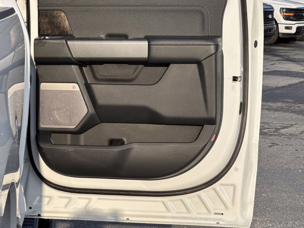 2025 Oxford White Ford Super Duty F-250 SRW Lariat 4X4 Truck