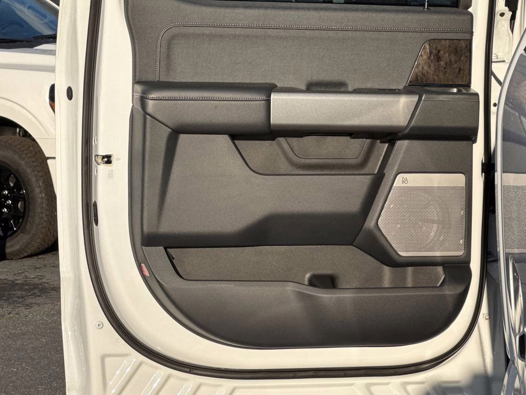 2025 Oxford White Ford Super Duty F-250 SRW Lariat 4X4 Truck