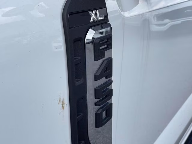 2026 Oxford White Ford Super Duty F-450 DRW XL 4X4 Truck