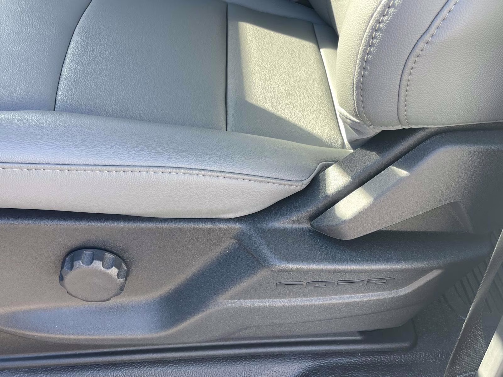 2025 Oxford White Ford Super Duty F-350 DRW XL 4X4 Chassis