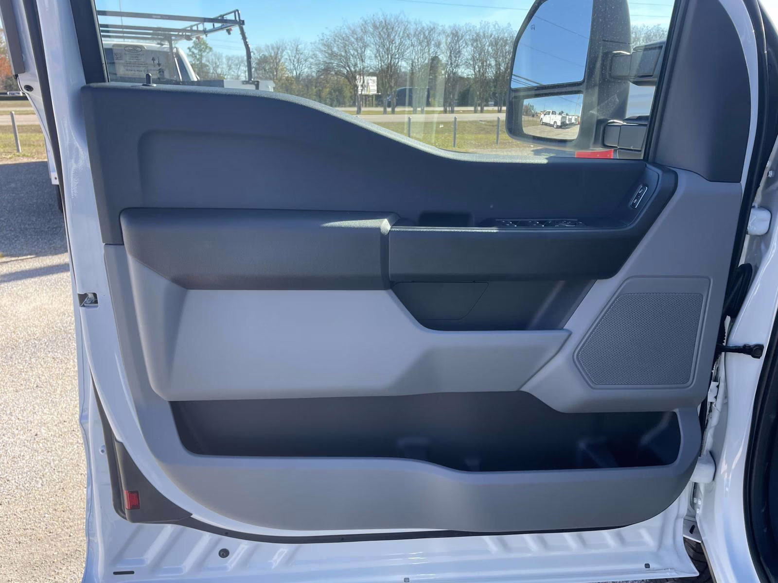 2025 Oxford White Ford Super Duty F-350 DRW XL 4X4 Chassis