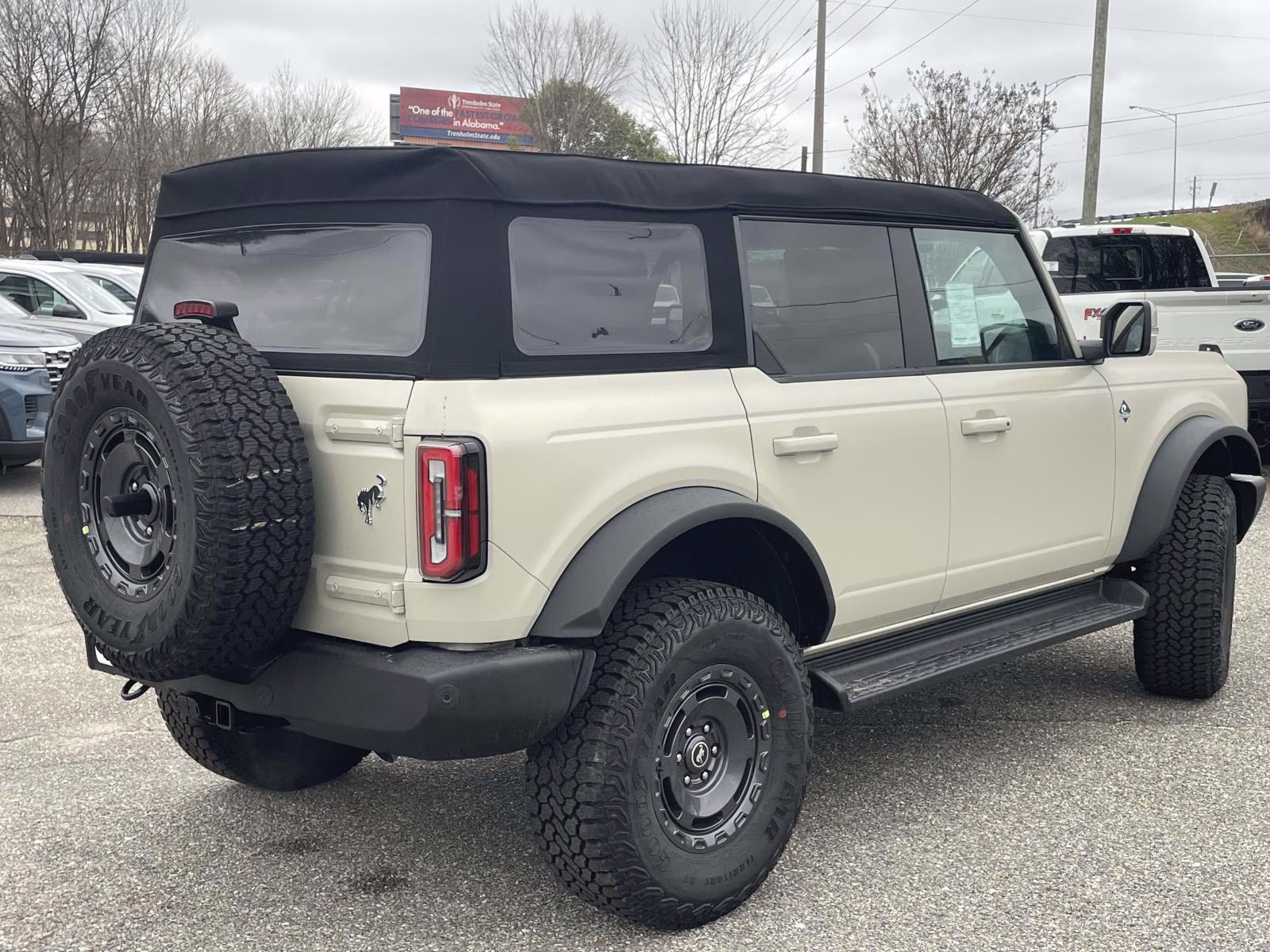 2025 Desert Sand Ford Bronco Outer Banks 4X4 SUV