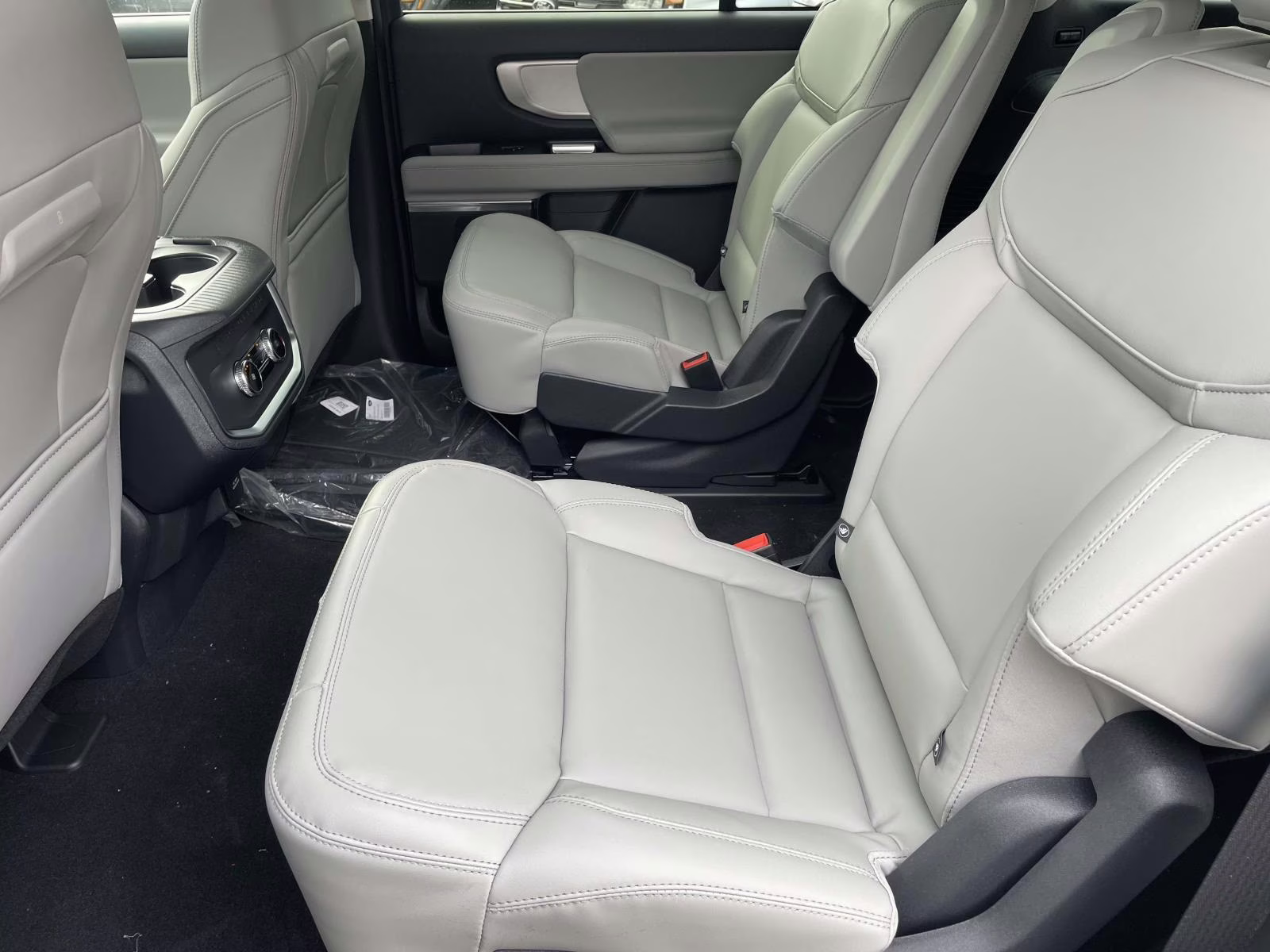 2026 Star White Metallic Tri-Coat Ford Expedition Active RWD SUV