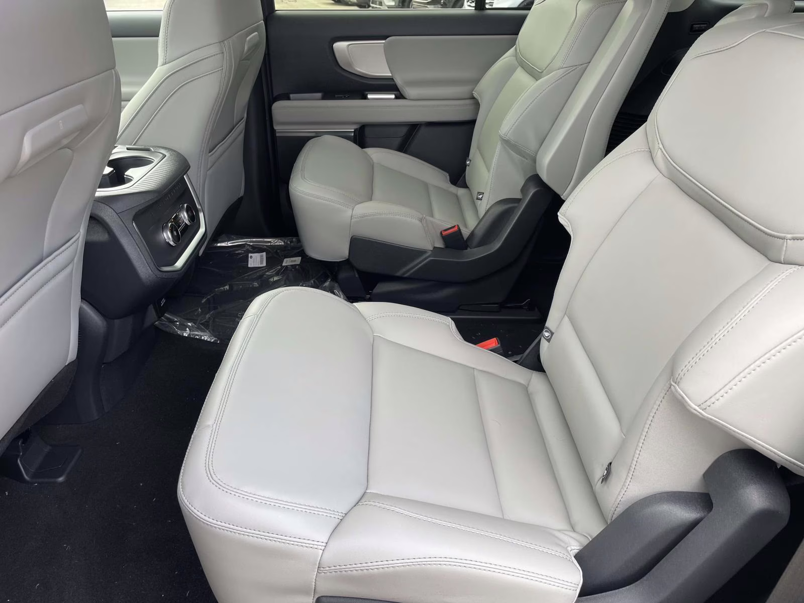 2026 Star White Metallic Tri-Coat Ford Expedition Active RWD SUV