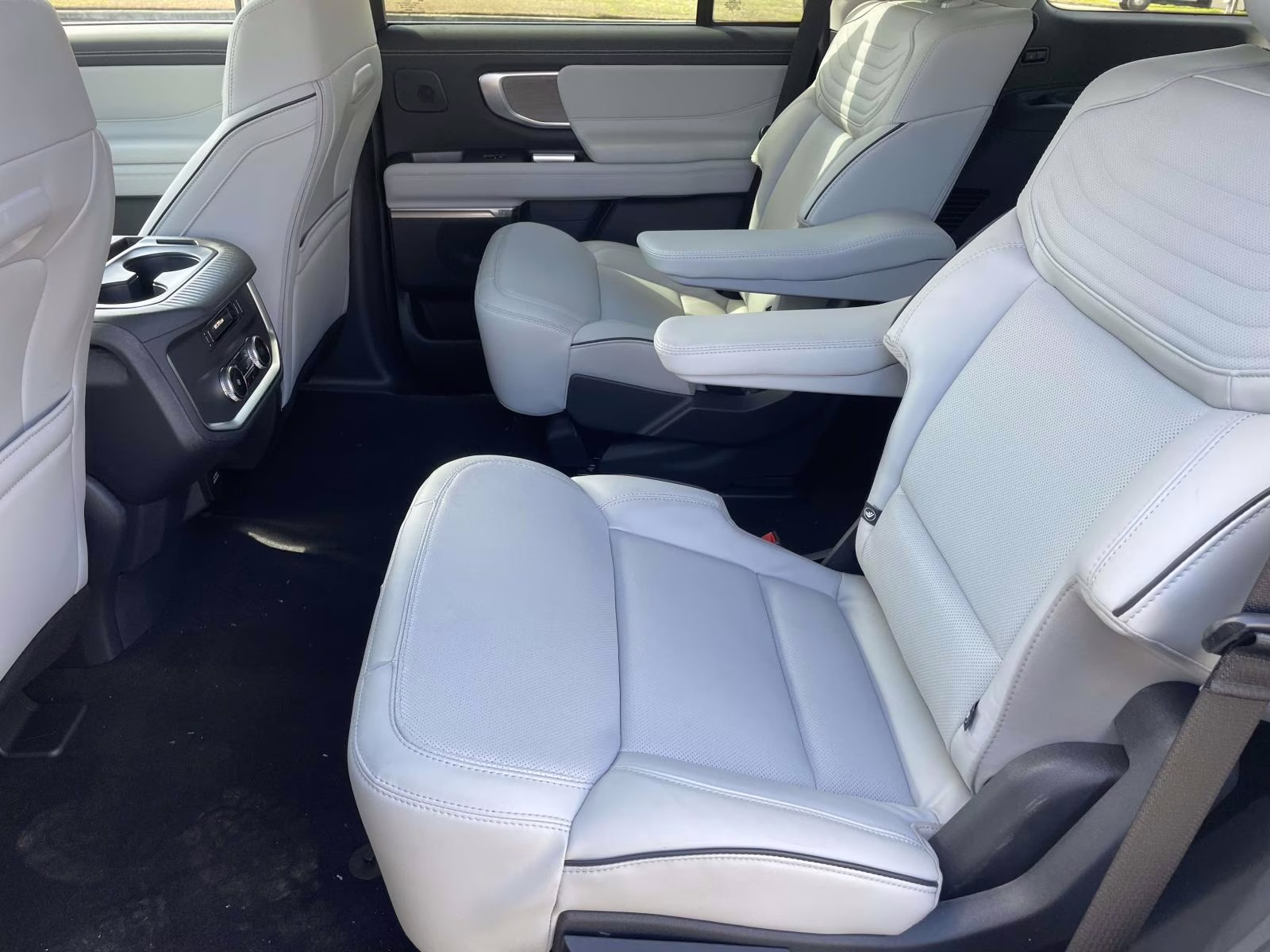 2026 Star White Metallic Tri-Coat Ford Expedition Platinum 4X4 SUV