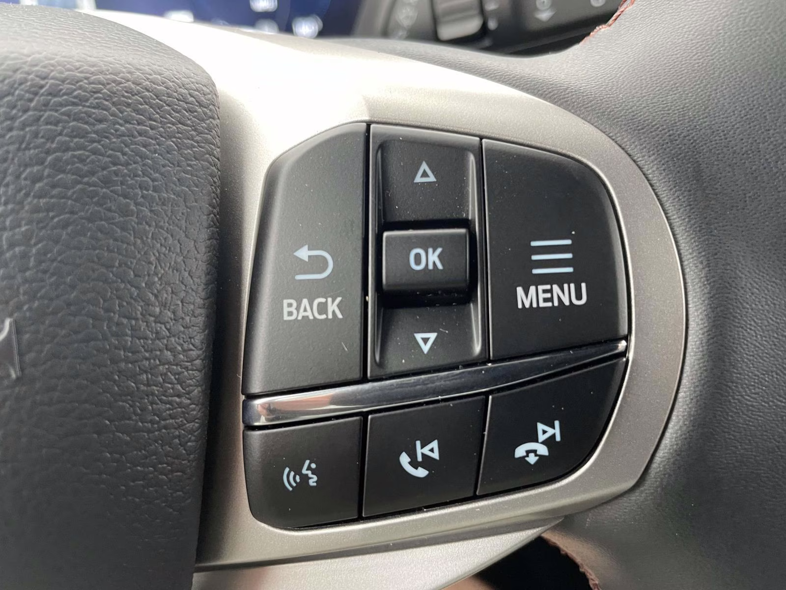 2026 Star White Metallic Tri-Coat Ford Explorer Active RWD SUV