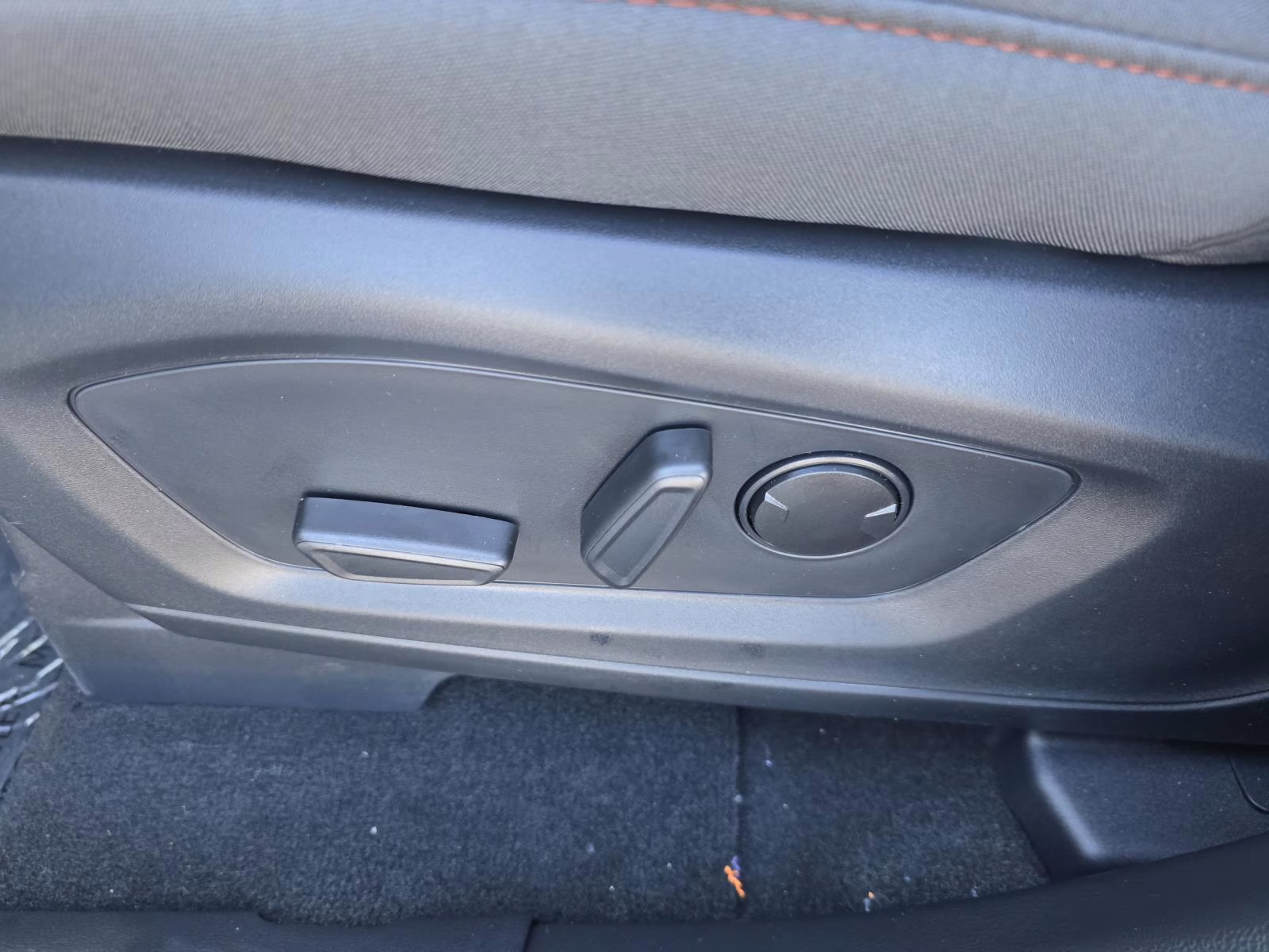 2025 Star White Metallic Tri-Coat Ford Explorer Active RWD SUV