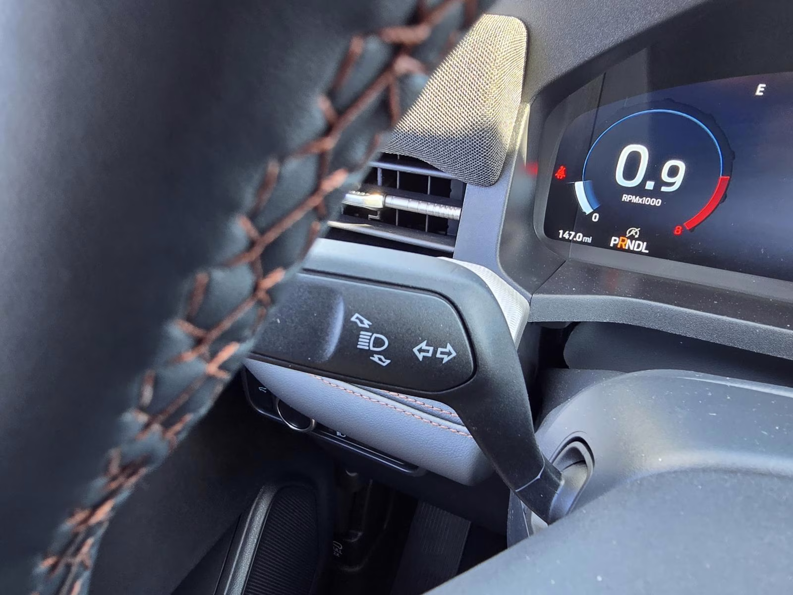 2025 Star White Metallic Tri-Coat Ford Explorer Active RWD SUV