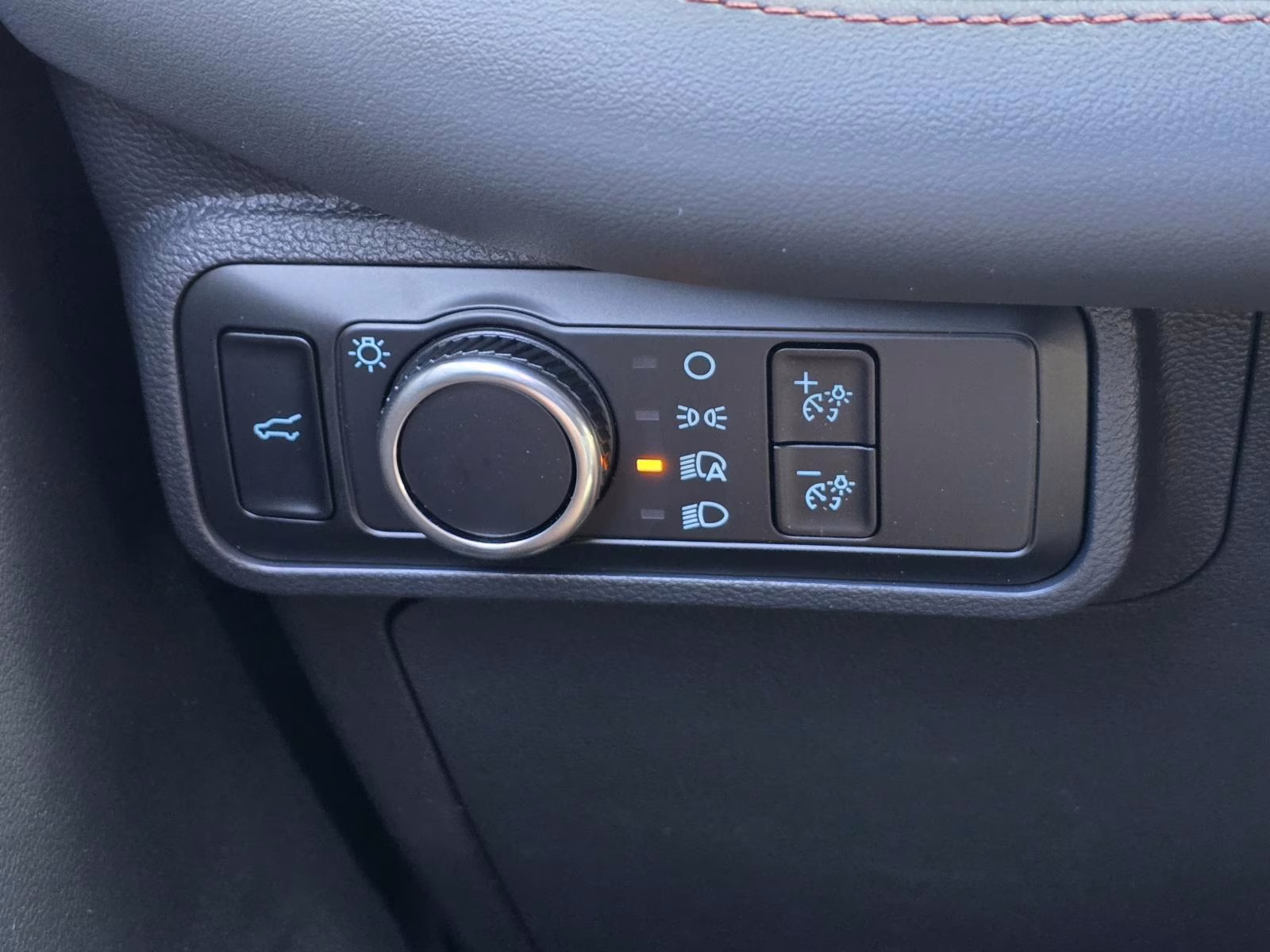 2025 Star White Metallic Tri-Coat Ford Explorer Active RWD SUV