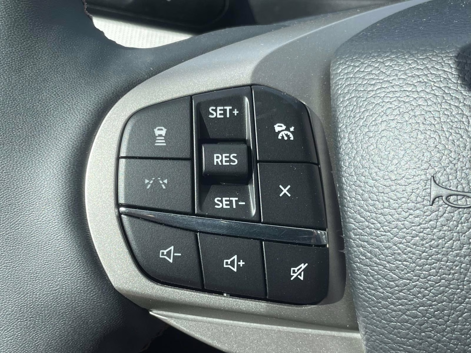 2026 Space White Metallic Ford Explorer Active RWD SUV