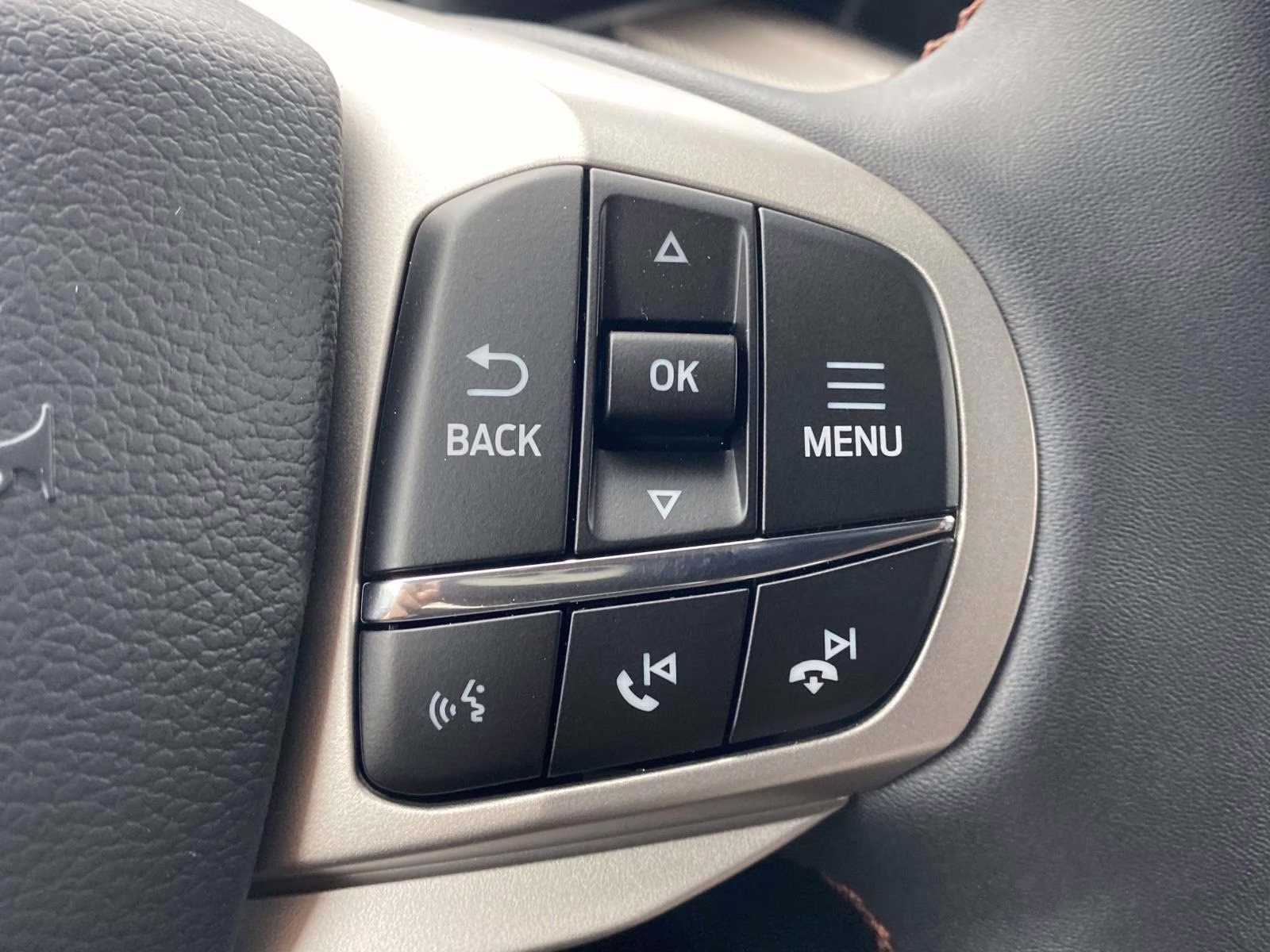 2026 Star White Metallic Tri-Coat Ford Explorer Active RWD SUV