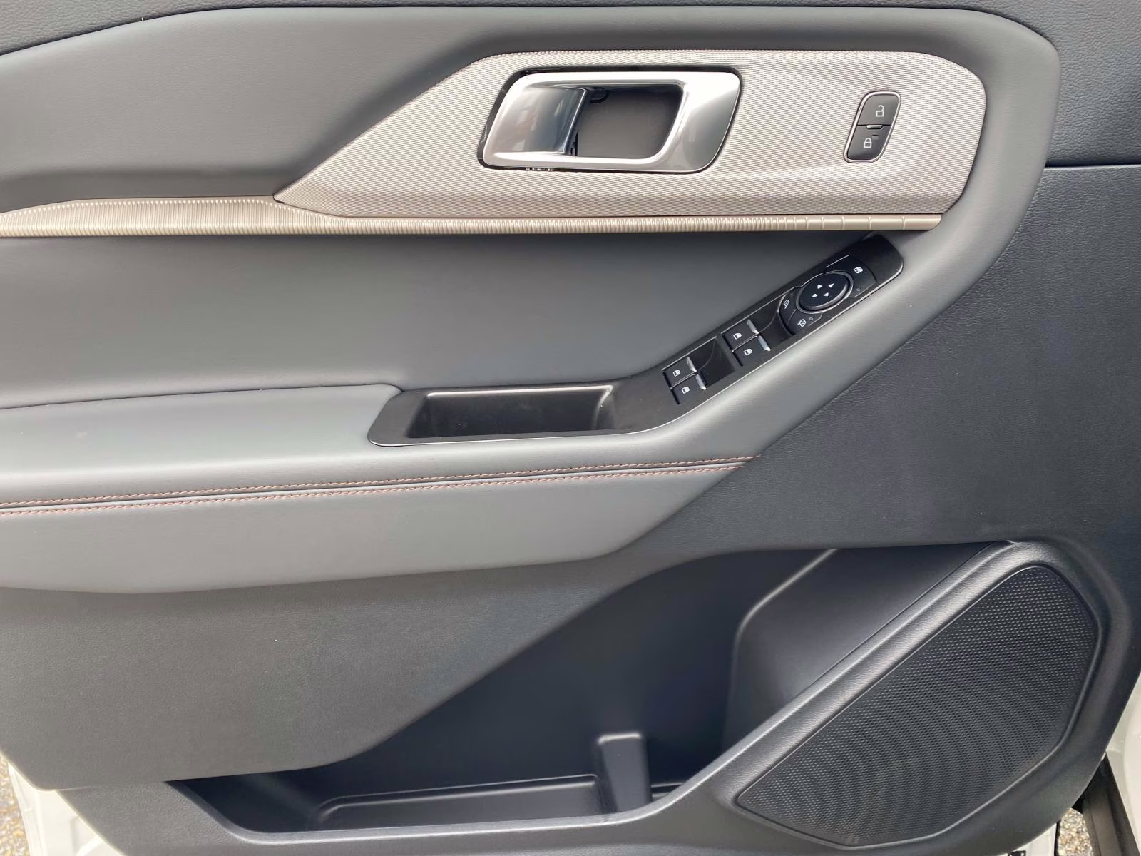 2026 Star White Metallic Tri-Coat Ford Explorer Active RWD SUV