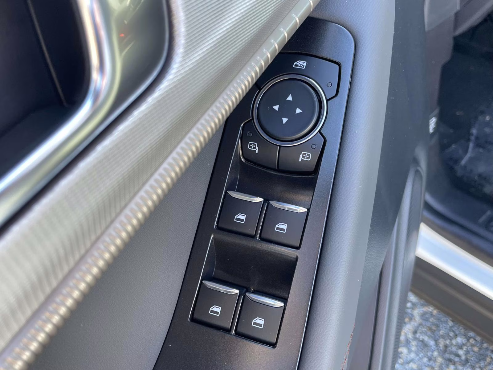 2026 Star White Metallic Tri-Coat Ford Explorer Active RWD SUV