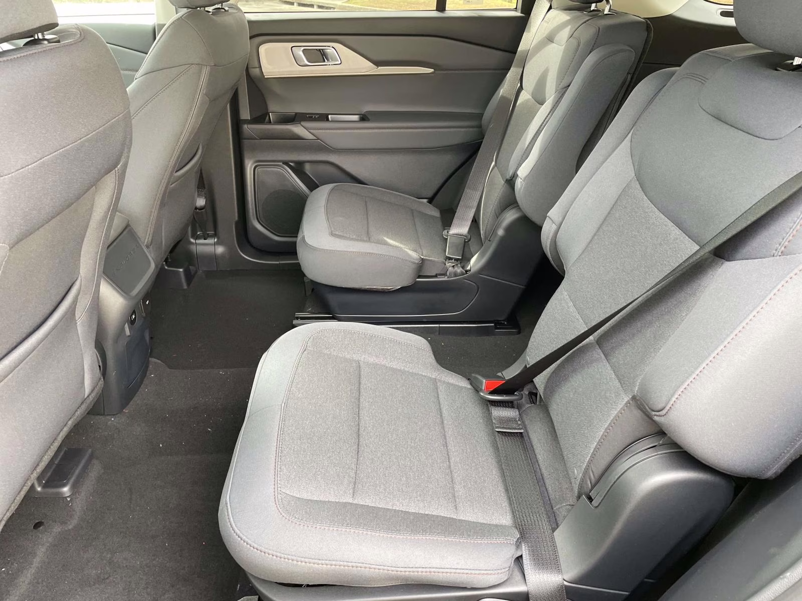 2026 Agate Black Metallic Ford Explorer Active RWD SUV