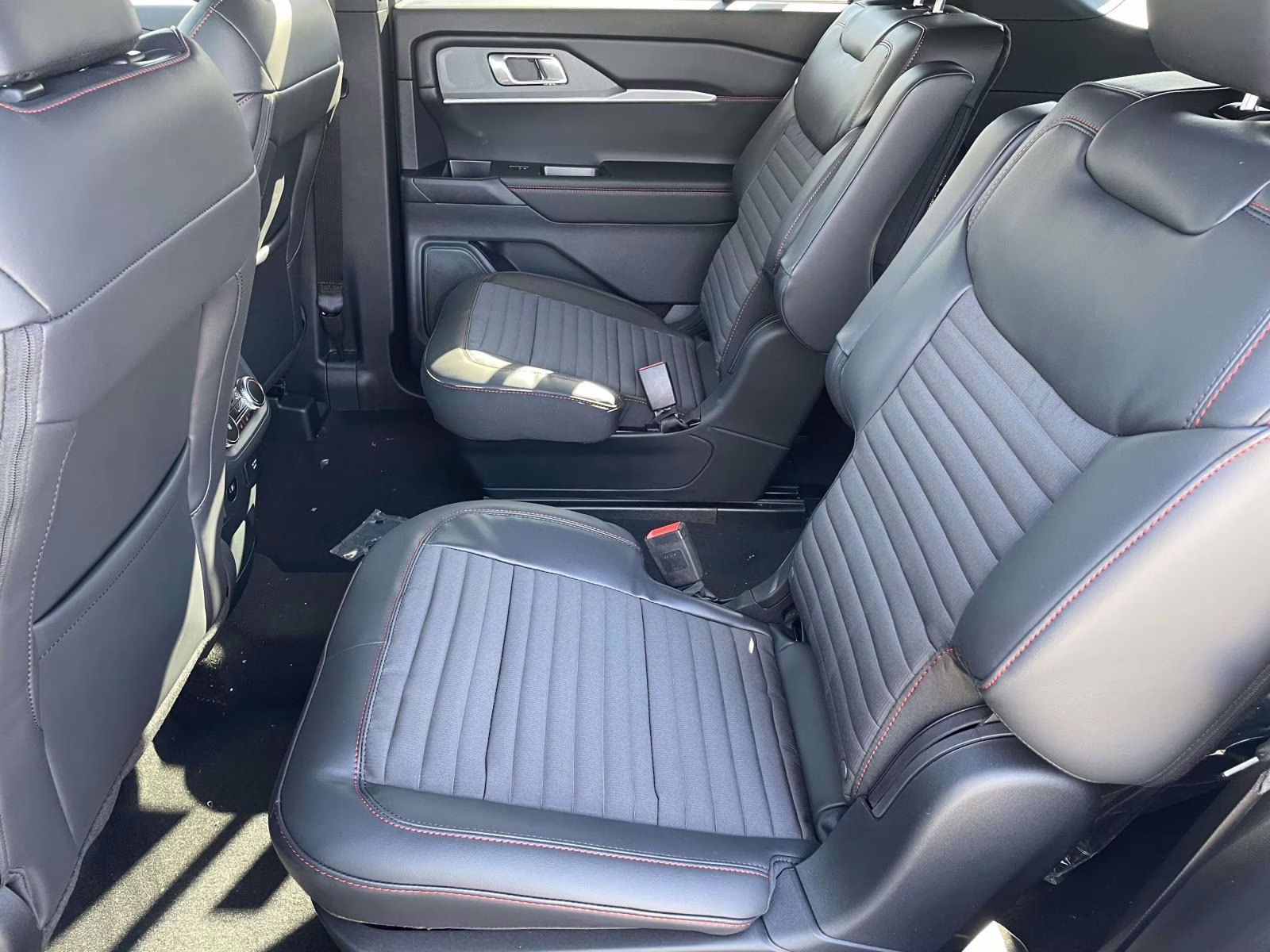 2026 Star White Metallic Tri-Coat Ford Explorer ST-Line RWD SUV