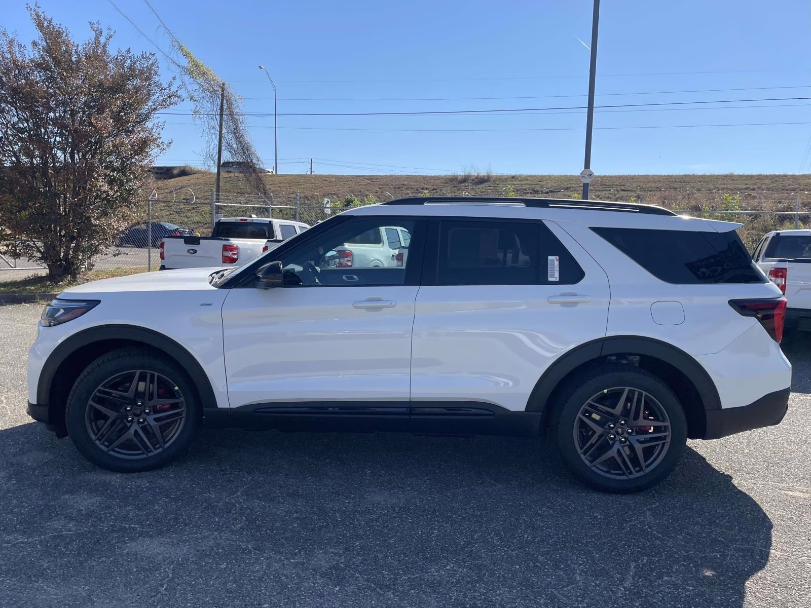 2026 Star White Metallic Tri-Coat Ford Explorer ST-Line RWD SUV
