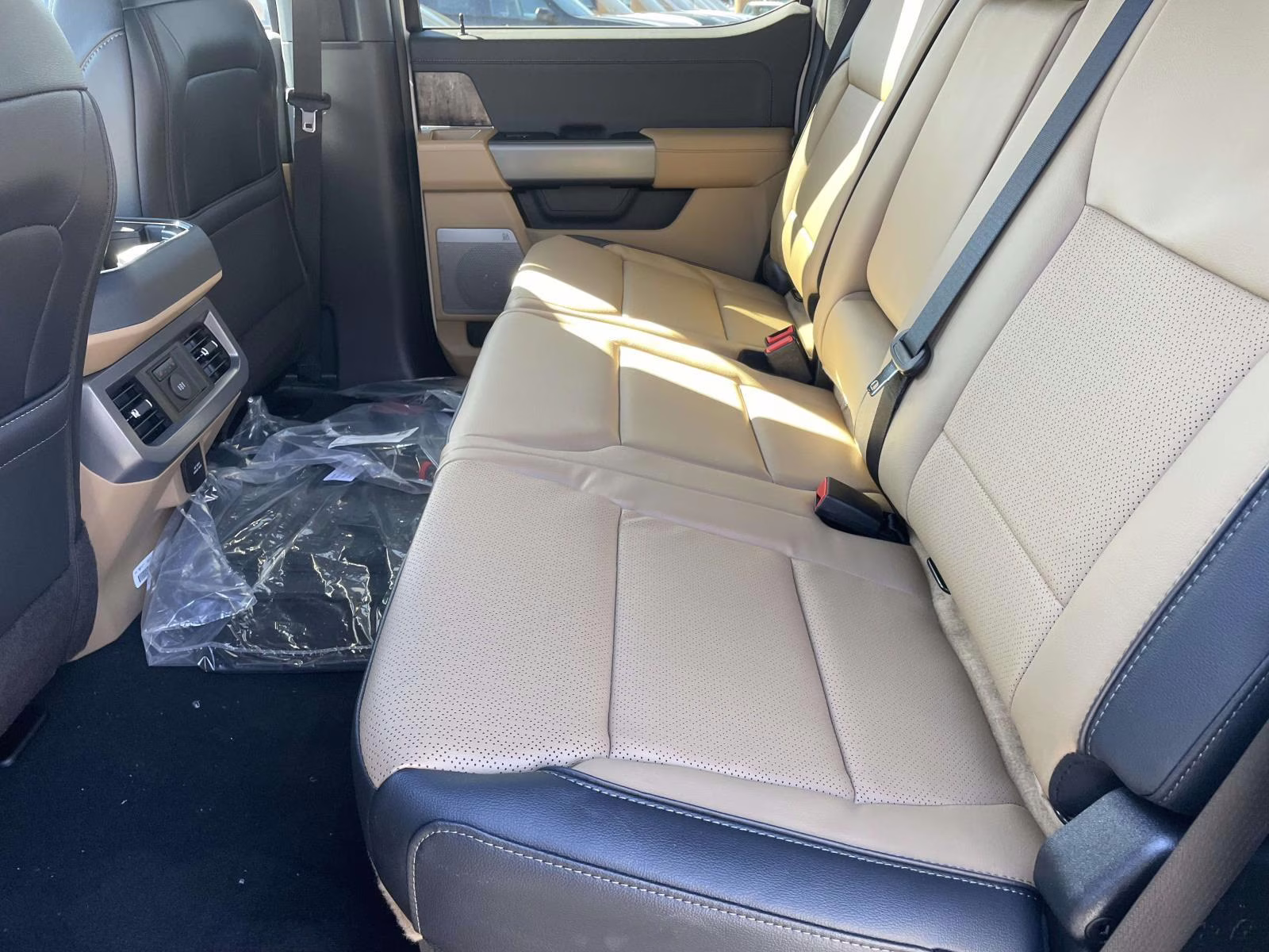 2026 Star White Metallic Tri-Coat Ford Super Duty F-350 SRW Lariat 4X4 Truck