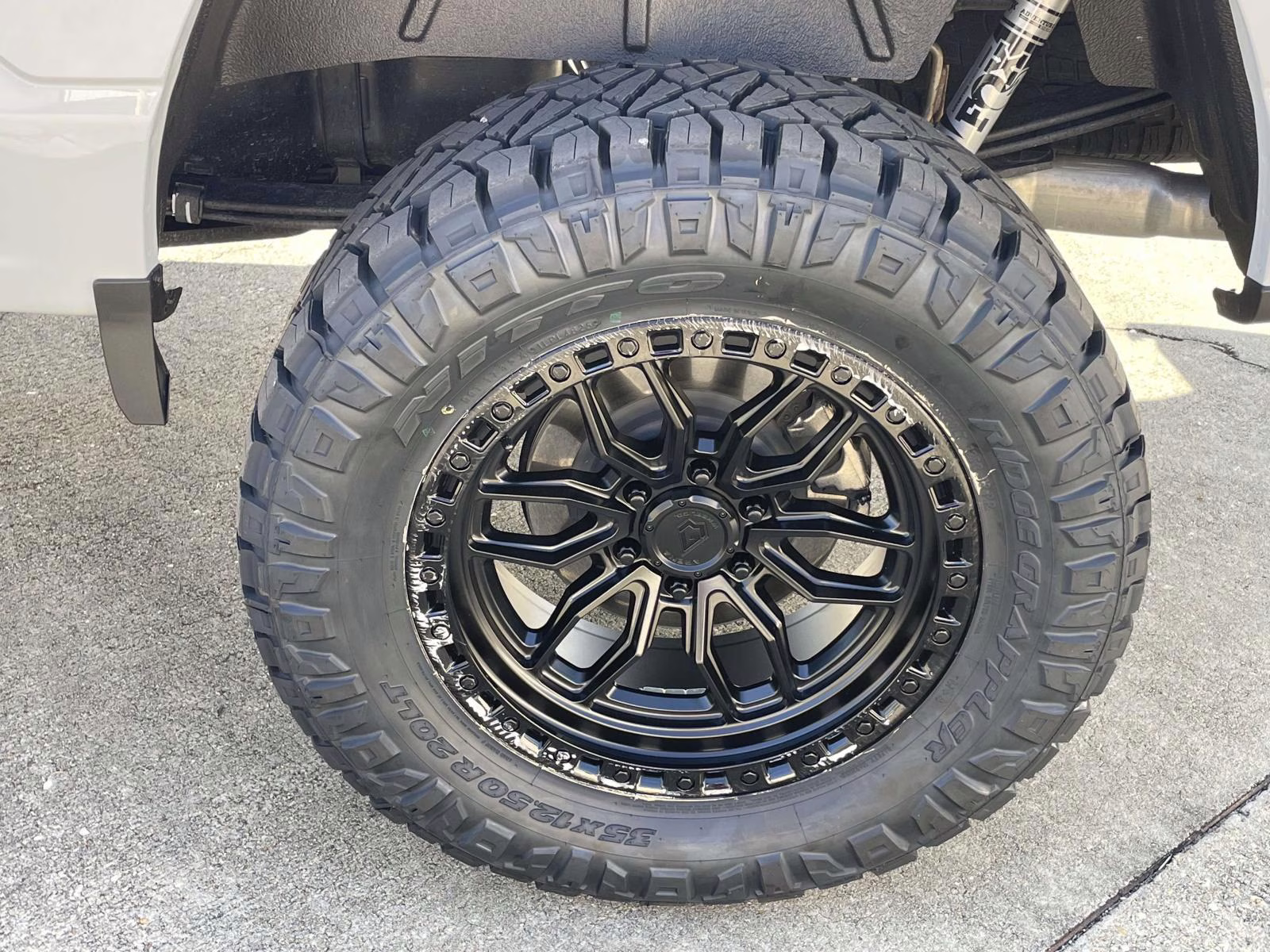 2025 Space White Metallic Ford F-150 Lariat 4X4 Truck