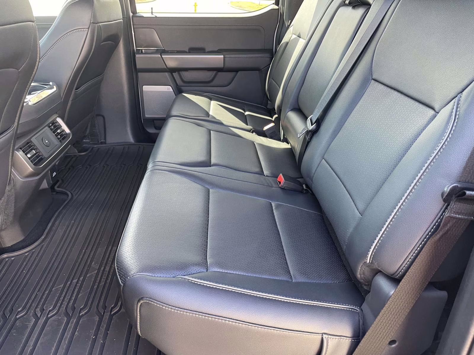 2025 Space White Metallic Ford F-150 Lariat 4X4 Truck