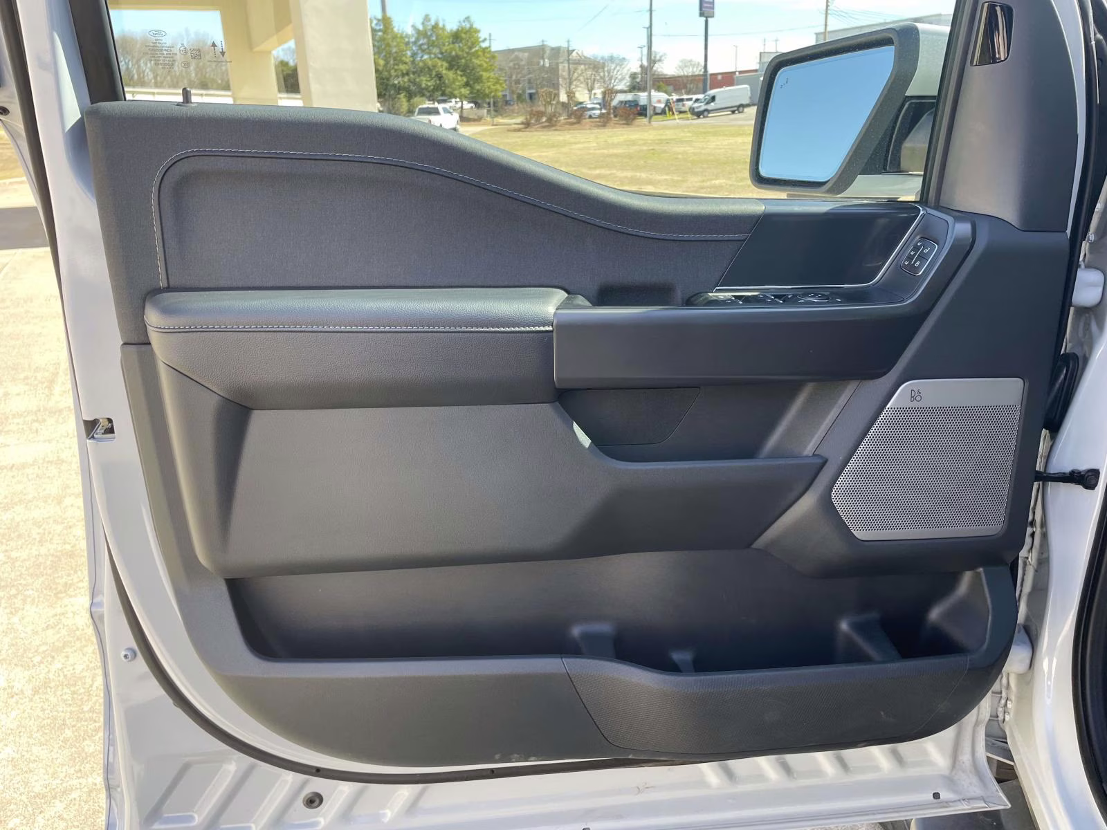 2025 Space White Metallic Ford F-150 Lariat 4X4 Truck